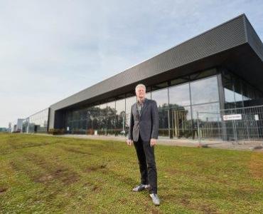 Directeur Theo Beijer voor het pand van Fijnder (Foto: Arjan Gotink)