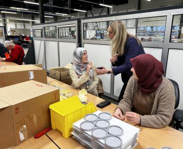 Wethouder Ellen Dusseldorp in gesprek met een nieuwkomer